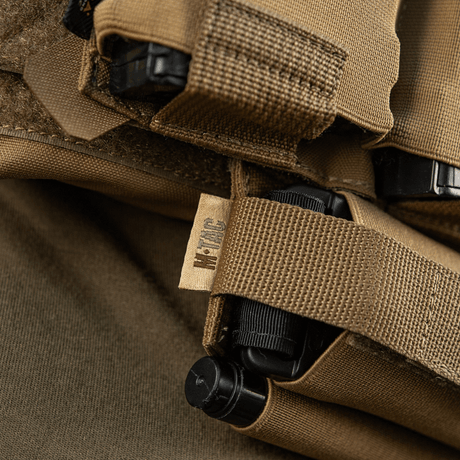 Nærbilde av M‑Tac Tourniquet Pouch Elastic Gen.5 med elastisk feste for CAT tourniquet, praktisk for taktisk bruk.