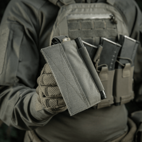 M‑Tac Tourniquet Pouch Elastic Gen.5 på taktisk vest med CAT tourniquet og penn, rask tilgang fra begge sider, Cordura 500D materiale.