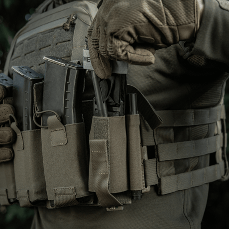 M‑Tac Tourniquet Pouch Elastic Gen.5 festet på taktisk vest med CAT tourniquet og magasiner, Cordura 500D materiale