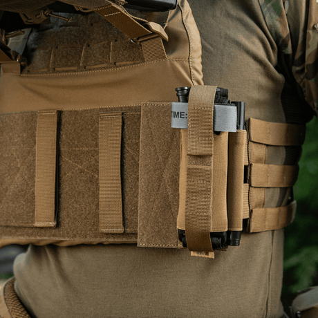 M‑Tac Tourniquet Pouch Elastic Gen.5 festet til taktisk vest med CAT tourniquet sikkert på plass, Cordura 500D.