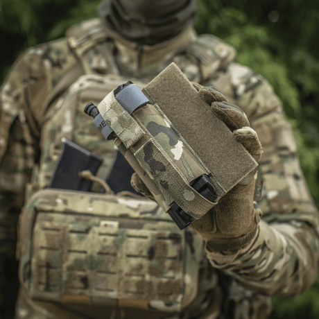 M‑Tac Tourniquet Pouch Elastic Gen.5 i bruk på taktisk utstyr med rask tilgang og sikker feste i Cordura 500D-materiale.