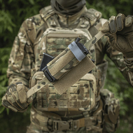 M‑Tac Tourniquet Pouch Elastic Gen.5 i camo montert på taktisk vest, fremhever Cordura 500D-materiale og praktisk tilgjengelighet.