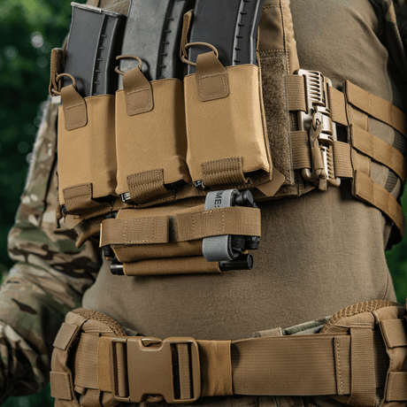 M‑Tac Tourniquet Pouch Elastic Gen.5 montert på taktisk vest. Praktisk oppbevaring for CAT tourniquet i Cordura 500D. Rask tilgang.