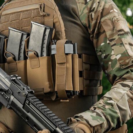 Taktisk utstyr med M‑Tac Tourniquet Pouch Elastic Gen.5 på patruljemann i kamuflasjedrakt.
