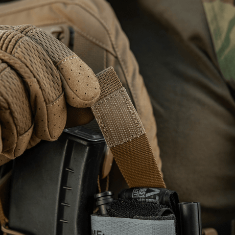 M‑Tac Tourniquet Pouch Elastic Gen.5 i bruk på taktisk utstyr, med rask tilgang og sikker feste for CAT tourniquet.