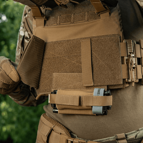 M‑Tac Tourniquet Pouch Elastic Gen.5 festet til taktisk utstyr, viser elastisk feste og frontborrelåsplassering.