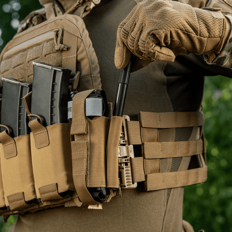 M‑Tac Tourniquet Pouch Elastic Gen.5 montert på taktisk utstyr med hurtigtilgangsdesign, laget av Cordura 500D.