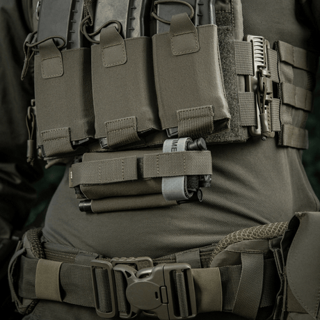 M‑Tac Tourniquet Pouch Elastic Gen.5 festet på taktisk utstyr, viser elastisk feste og tilgjengelighet for CAT tourniquet.