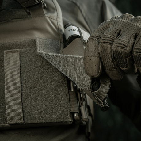 M‑Tac Tourniquet Pouch Elastic Gen.5 festet til taktisk utstyr med CAT tourniquet, laget av Cordura 500D for rask tilgang, 15x5x9,5 cm.