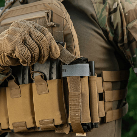M‑Tac Tourniquet Pouch Elastic Gen.5 montert på taktisk utstyr med CAT tourniquet lagret i Cordura 500D.