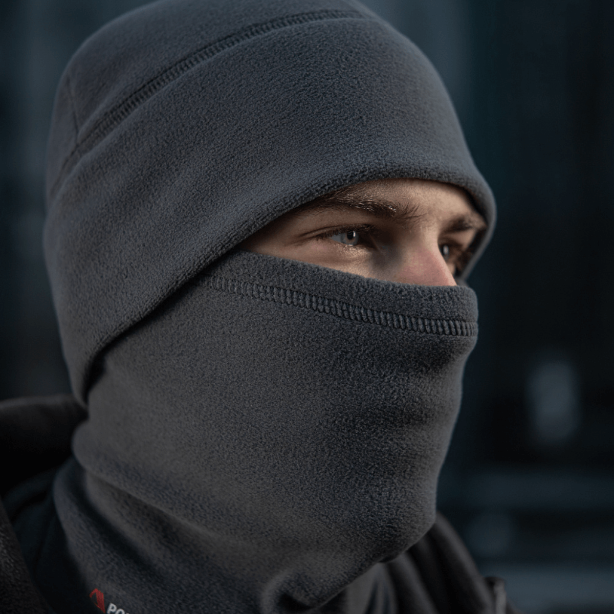 M-Tac Tube Scarf Polartec multifunktionelt halstørklæde bruges som ansigtsmaske. Varm, stilfuld beskyttelse til udendørs aktiviteter.