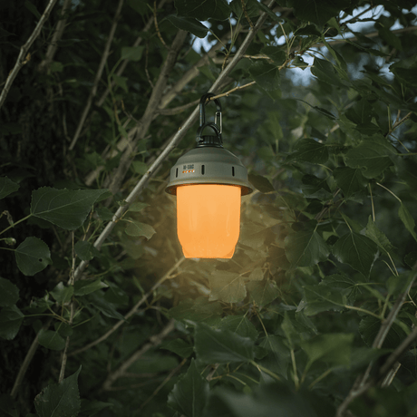 M-Tac Turist Hengelampe henger i trærne, viser retrodesign med moderne LED-lys, perfekt for camping, fiske og jakt.