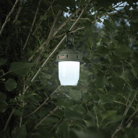 M-Tac Turist Hengelampe hengende i et tre, ideell for camping med LED-teknologi, 200 lumen lysstyrke og oppladbart batteri.