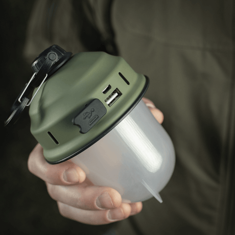 M-Tac Turist Hengelampe med retrodesign, moderne LED-teknologi og USB-lading, perfekt for camping, fiske og jakt.