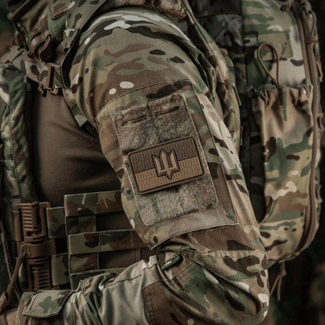 M-Tac patch Ukraine Flag med ZSU Trident PVC på soldatens uniform, viser ukrainsk trident-symbol for stolthet og arv