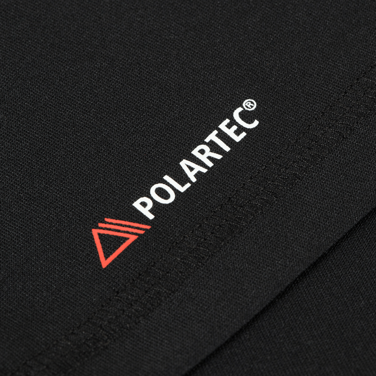 Tæt billede af Polartec-logo på M-Tac T-shirt Ultra Light Polartec Lady i Power Dry® materiale.