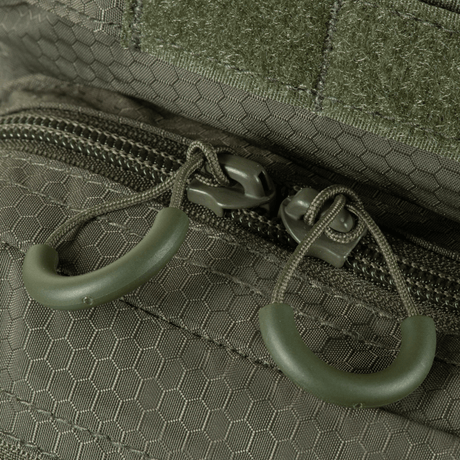 Detalj av M-Tac Urban Line City Hunter Hexagon Bag med glidelåser og sekskantet tekstur, ideell for daglig bruk og organisering.
