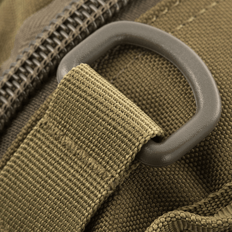 Detalj av M-Tac Urban Line City Patrol Fastex-veske med D-ring og glidelås, laget av holdbart 600D polyester med PVC-coating.