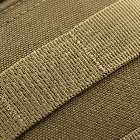 Detalj av M-Tac Urban Line City Patrol Fastex-veske i slitesterkt 600D polyester med PVC-coating, tett søm og militærgrønt design.