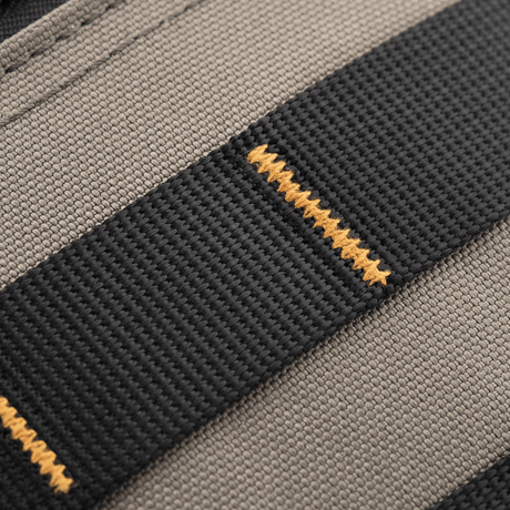 Nærbilde av stropp på M-Tac Urban Line City Patrol Fastex-veske, laget av slitesterk polyester med PVC-coating.
