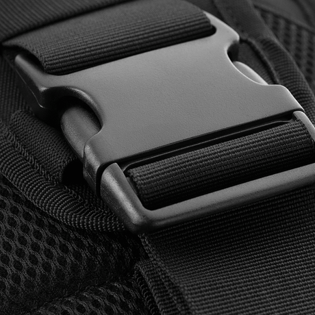 Nærbilde av spenne på M-Tac Urban Line City Patrol Fastex-veske i svart polyester med PVC-coating.