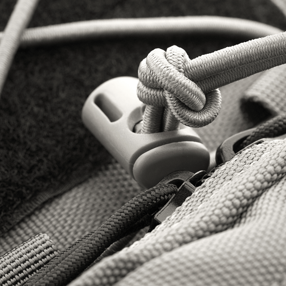 Snøre og lukning på M-Tac Urban Line City Patrol Taske, fremstillet af slidstærkt og vandafvisende 600D polyester med PVC-coating.