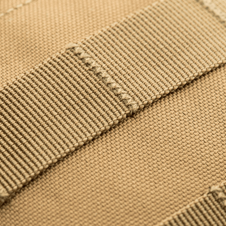 Detaljert nærbilde av slitesterkt materiale på M-Tac Urban Line City Patrol veske med 600D polyester og PVC-coating.