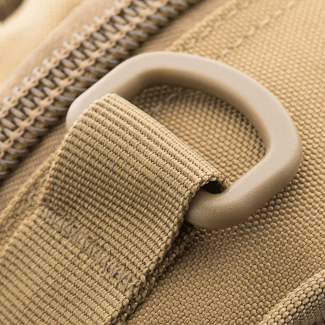 Nærbilde av M-Tac Urban Line City Patrol veske med beige stropp og glidelås, laget av vannavvisende 600D polyester.