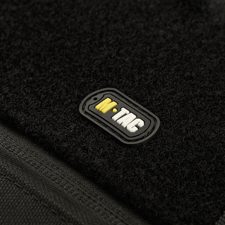 Nærbilde av M‑Tac våpenetui 128 cm med M‑Tac-logo, laget av svart polyester for sikker transport og oppbevaring av våpen opptil 128 cm.