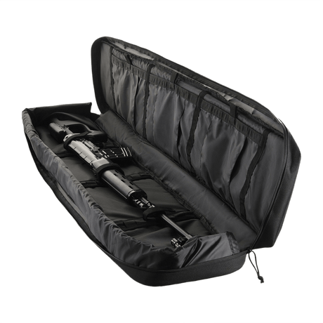 Åpent M‑Tac våpenetui 128 cm med våpen inni, polstret innlegg og borrelåsstropper for sikker oppbevaring. Laget av 100% polyester.