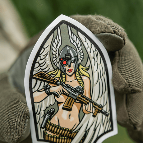 M-Tac klistremerke Valkyrie viser Valkyrie med M4-rifle og normannisk hjelm. Inspirert av Arrowhead-patch, dekorasjon med mytologisk motiv.