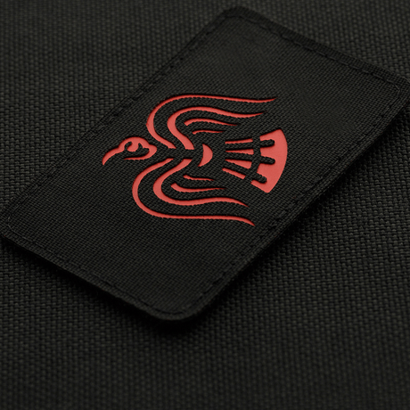 M-Tac Patch Ravneflag Laser Cut med svart ravn på Cordura 500D, perfekt for uniform og taktisk utstyr. Størrelse: 80 x 50 mm.
