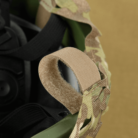 M‑Tac Vilha Hjelmcover Elite med Velcro-panel og multicam-camouflage til FAST hjelmer, designet for beskyttelse mot smuss og slitasje.