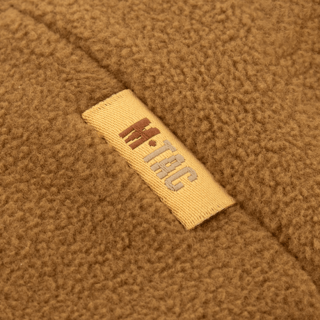 M-Tac Watch Cap Elite Fleece Beanie Hat i brun fleece med logo, ideel til taktisk, udendørs eller vinterbrug, varm og vindtæt hue.