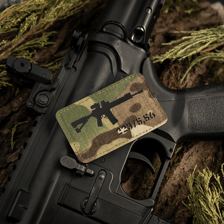 M-Tac AR-15 223/5,56 Laser Cut-patch på AR-15-rifle, taktisk moralepatch med Velcro for klær og utstyr, Cordura 500D-materiale.