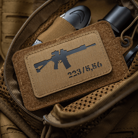 M-Tac AR-15 223/5,56 Laser Cut-patch i Cordura 500D med Velcro bakpå, plassert på taktisk veske, slitesterk og holdbar for friluftsbruk.