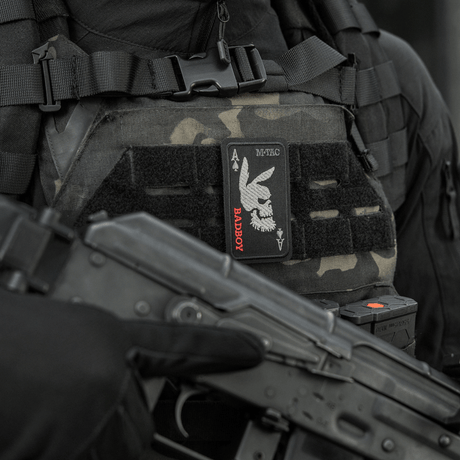 M-Tac Patch Bad Boy (broderi) festet på vest, symboliserer karisma, mot, frihet og humor. Ace of spades med kaninkranium-design.