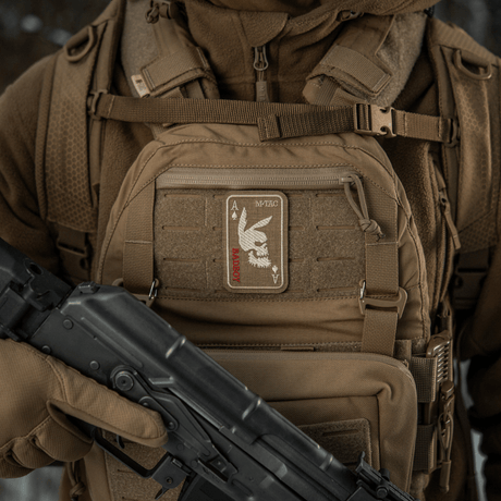 M-Tac Patch Bad Boy (broderi) på en ryggsekk med kaninkranium brodert på et kort, symboliserer frihet og mot.