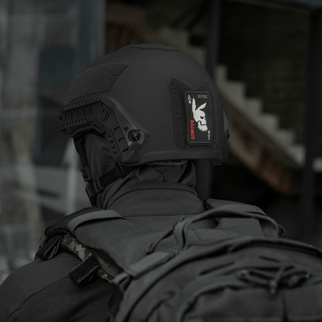 M-Tac Patch Bad Boy (broderi) festet til svart hjelm, viser kaninkranium på ess i spar.