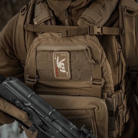 M-Tac Patch Bad Boy (broderi) festet på taktisk vest, brodert Cordura 500D med ace of spades-motiv og brutalt kaninkranium.