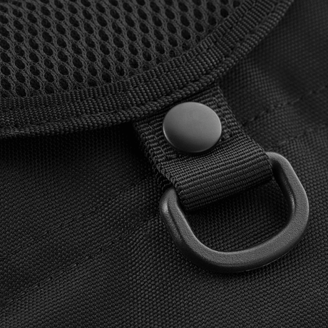 Nærbilde av M-Tac Urban Line City Patrol Fastex-veske i svart polyester med klikkspenne og D-ring-detalj.