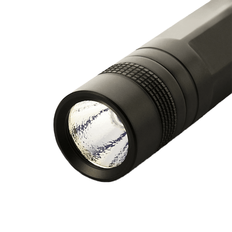 M-Tac lommelykt P21 kompakt og lyssterk lommelykt i aluminium, egnet for EDC-kit og utendørs bruk, med Cree XR-E P4-WC LED.