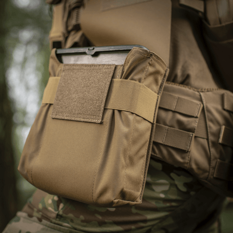 M-Tac Pouch til M249 Cartridge Box Closed montert på taktisk vest i skogområder