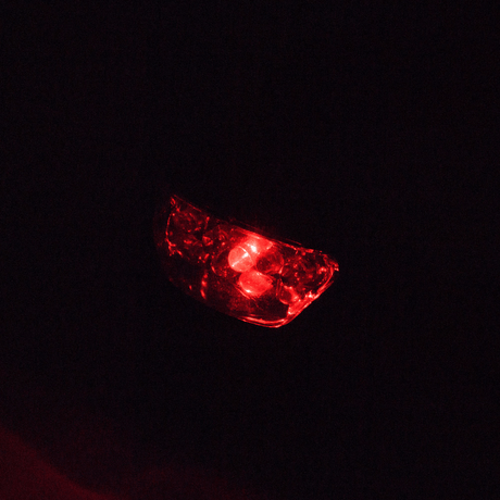 M-Tac Hodelykt 4+1 LED med rød strobe-funksjon, elastisk hodebånd, 4 hvite LED, ideell for praktisk bruk