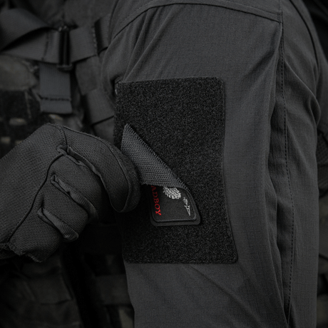 M-Tac Patch Bad Boy (broderi) på militærjakke, brodert kaninkranium og ess i spar-motiv, festet med Velcro, symboliserer frihet og mot.