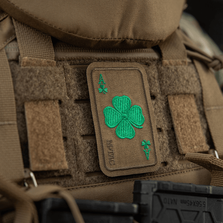 M-Tac Patch Lucky Card (broderi) på veske. Brodert kløverblad for hell på Cordura 500D med Velcro. Dimensjon 8x5 cm, holdbar i bruk.