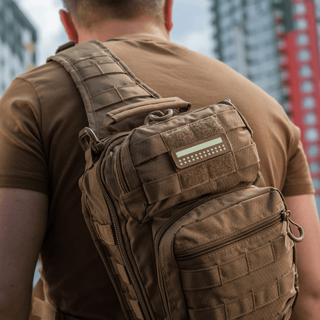 M-Tac Patch Flag 25x80 Mini Squares på taktisk ryggsekk, robust Cordura 500D, ideell for klær og utstyr, montert med velcro i urbane omgivelser.