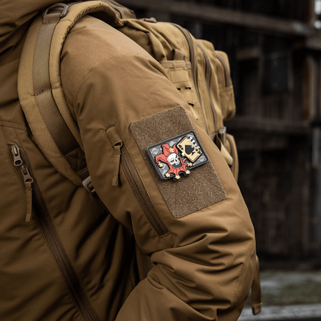M-Tac Patch Joker Skull 3D PVC på jakkens erme med Velcro, taktisk design i PVC, perfekt for tilpasning av utstyr. Dimensjoner 78x55 mm.
