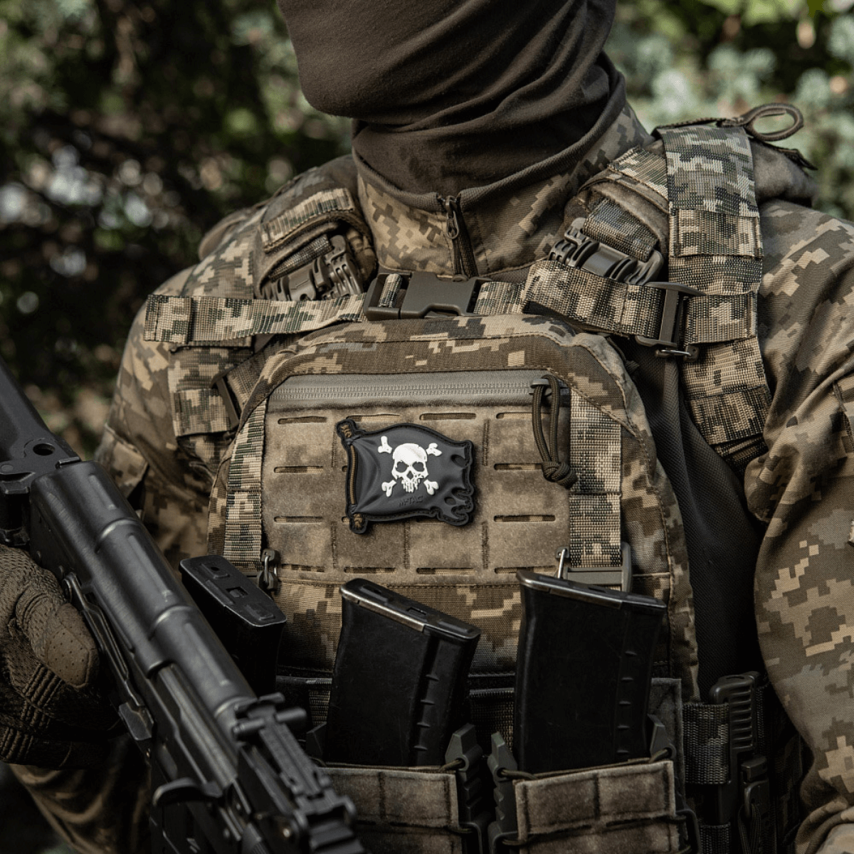 M-Tac Patch Jolly Roger PVC 3D morale patch på taktisk vest med velcro, designet til eventyrlyst og beslutsomhed, i fuld farve.