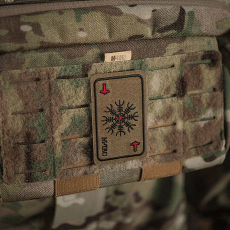 M-Tac Patch Kort Helm of Horror (broderi) i brodert Cordura 500D med Velcro, 8x5 cm vikingtidsymbol på kamuflasjebakgrunn